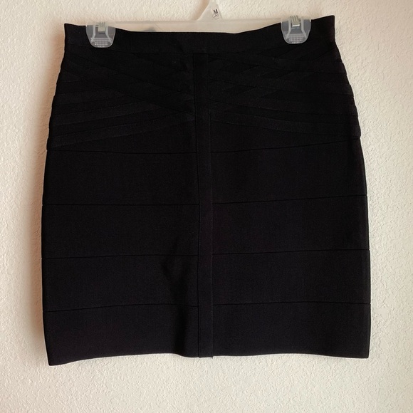 Bebe Women’s Black Basket Weave Detail Mini Skirt size L -NWT - Picture 1 of 6